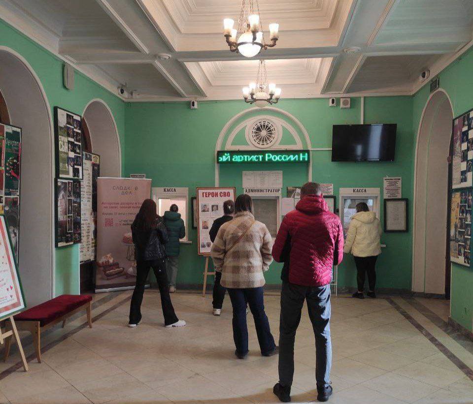 Билеты на новогодний спектакль в драмтеатре разобрали за 20 минут Вчера стартовали продажи билетов на зимнюю премьеру спектакль Тайна третьей планеты Чтобы не повторить прошлогодний скандал ровно в полдень билеты стали доступны одновременно и в кассах театра и онлайн В театре была открыта дополнительная вторая касса Спрос огромный за первые 20 минут была раскуплена большая часть билетов на первые даты 20 21 и 22 декабря Но это только начало отмечает министр культуры и туризма Павел Суслов В этом сезоне запланировано более 60 показов спектакля в декабре и январе Билеты на следующие даты будут поступать в продажу постепенно Типичная Калуга Подписаться