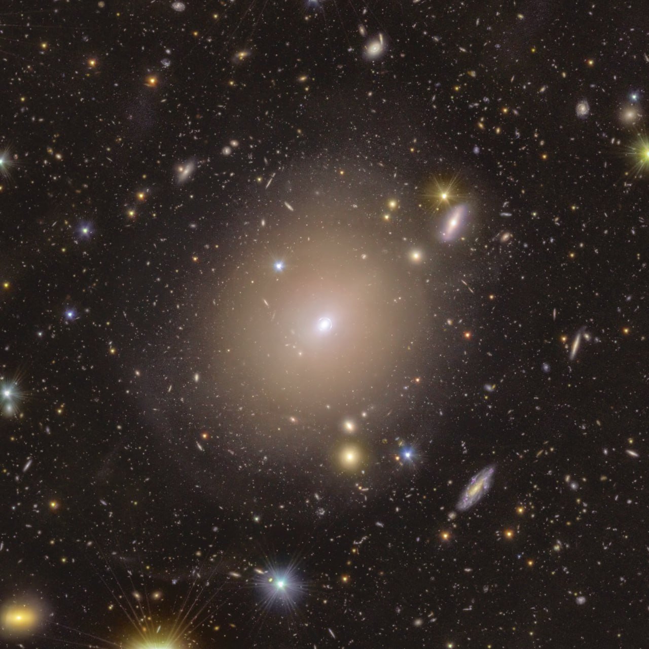 На этом фото запечатлена эллиптическая галактика NGC 6505, расположенная в 590 млн световых лет от Земли. До недавних пор этот объект не привлекал особого внимания астрономов. Все изменилось после того, как телескоп Euclid сфотографировал кольцо в ее центре.  Это кольцо — космический мираж, также известный как кольцо Эйнштейна. Так называют одну из разновидностей гравитационных линз, которая возникает, когда два объекта  находятся на одной прямой относительно Земли. В этом случае под действием гравитации NGC 6505 свет более далекой безымянной галактики, до которой 4,4 млрд световых лет  то есть мы видим ее такой, какой она была во времена формирования Луны , изгибается и усиливается, образуя эффектное кольцо.   Любопытно, что NGC 6505 была открыта еще в конце XIX века — то есть задолго до того, как Эйнштейн сформулировал теорию относительности. Но лишь сейчас выяснилось, что в ее центре все это время можно было найти ее наглядное подтверждение.