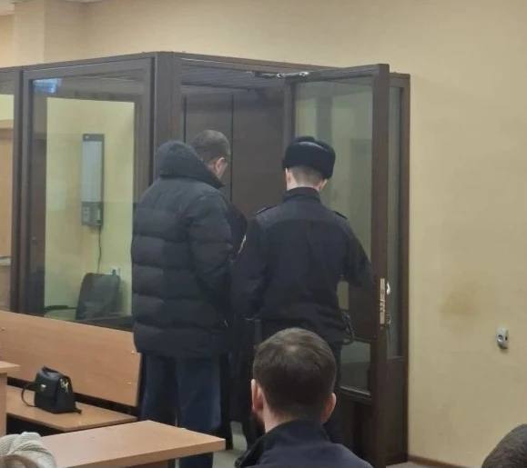 Срок ареста Алексея Кузьмина продлен депутат останется в СИЗО Про Криминал Депутат Оренбургского горсовета Алексей Кузьмин останется в СИЗО Суд продлил срок его ареста по делу об организации заказных убийств Промышленный районный суд Оренбурга удовлетворил ходатайство следователя о продлении меры пресечения депутату Алексею Кузьмину Он останется в СИЗО до окончания следствия по делу об организации убийства двух и более лиц по найму Постановление суда пока не вступило в законную силу Напомним Алексей Кузьмин был заключен под стражу ранее и пытался оспорить арест в областном суде но решение оставили без изменений Членство депутата в партии Единая Россия приостановлено Сайт Telegram VK Max 16 oren4oren