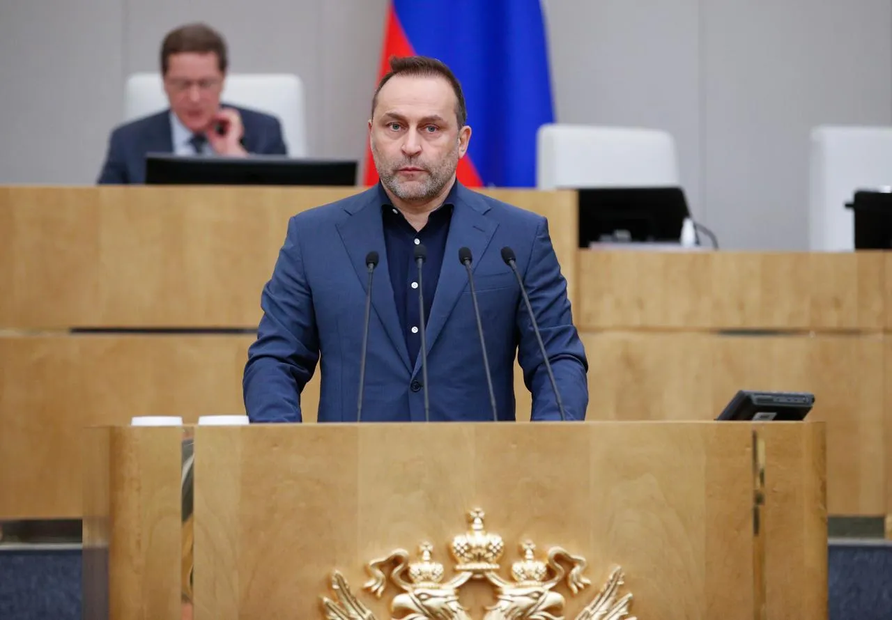 В Госдуме неожиданно рассказали о законном варианте не платить долги за услуги ЖКХ Россияне могут законно полностью под 0 списать свои долги за ЖКХ через процедуру банкротства Об этом 18 апреля рассказал депутат Госдумы Дмитрий Свищев По его словам банкротство не освобождает от оплаты коммунальных услуг начисленных во время судебного процесса эти долги не списываются Кроме того если суд установит что гражданин умышленно не платил в списании долгов могут отказать Сама процедура банкротства требует расходов в том числе на оплату услуг финансового управляющего Однако если долг составляет от 25 тысяч до 1 млн рублей от него можно избавиться совершенно бесплатно оформить банкротство внесудебно через многофункциональный центр предоставления государственных и муниципальных услуг МФЦ При большей сумме долга по словам депутата обращаться нужно в арбитражный суд и здесь потребуется тщательная подготовка и помощь платного юриста Также по утверждению Свищева можно попробовать договориться с управляющей компанией о реструктуризации долга то есть о выплате по частям Такой вариант предпочтительнее чем накапливать штрафы и доводить ситуацию до суда Обычно управляющие компании соглашаются на рассрочку ведь для них это выгоднее чем не получать деньги вовсе если гражданин предпочтет обанкротиться Констатирую вышеизложенное можно сделать вывод что в Госдуме призвали россиян не стесняться и активно применять процедуру банкротства через МФЦ или вместе с юристами через суд Такие слова из парламента страны лучшая реклама списания долгов путем банкротства Между тем в ЦБ РФ ещё совсем недавно жаловались на юристов оказывающих услуги по банкротству граждан Но в парламенте страны считают раз денег нет платить не нужно и банкротом в такой ситуации быть не зазорно Юридические услуги Канал в МАХ Купить рекламу