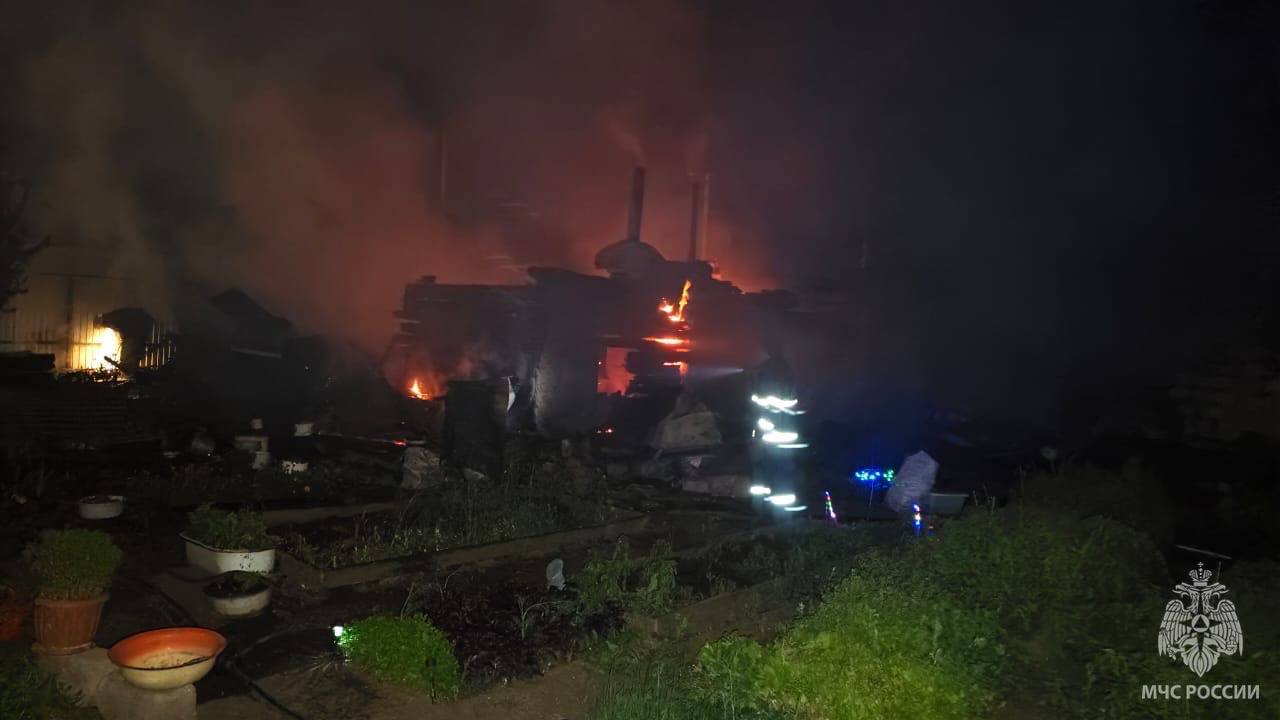 Мужчина спас детей на пожаре в Новотроицке Дом вспыхнул из-за короткого замыкания. Огонь быстро распространился по комнатам и перекинулся на хозпостройки, охватив 100 квадратных метров. Хозяйка заметила пожар и успела выбежать на улицу, но в жилье оставались её дети. Никита Голубев проезжал мимо. Женщина бросилась к нему за помощью. Никита, не раздумывая, решил действовать: «Я влез в окно, нашёл детей и вынес их на улицу», - рассказал молодой человек». Две девочки не пострадали. Сам Никита получил ожоги, врачи оказали ему первую помощь. Оренбуржье