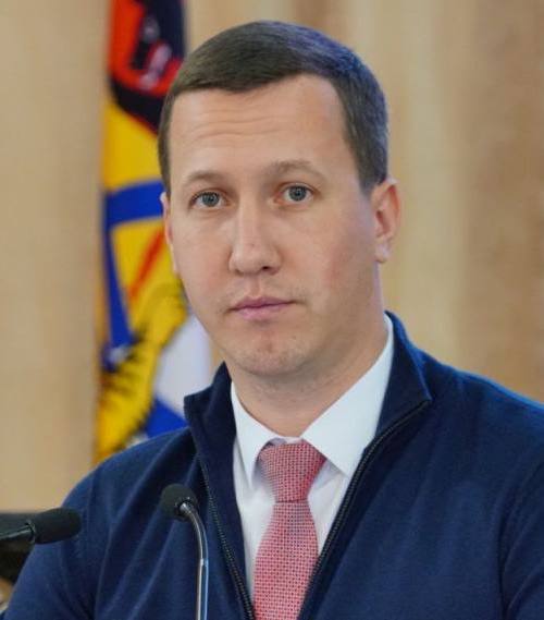Экс председатель Хабаровской городской Думы теперь обитает в заповеднике Бывший депутат Хабаровской гордумы Юрий Ягодин обнаружен на новой карьерной ступени он возглавляет Джугджурский природный заповедник Самый северный во всем Хабаровском крае Об этом стало известно во время празднования юбилея заповедника Учреждение с новым директором кстати ровесники Им обоим исполнилось по 35 лет Как оказалось приказ о назначении Ягодина на новую должность был подписан Минприроды РФ еще в конце прошлого года Но официально о карьерных перемещениях экс депутата нигде не сообщалось