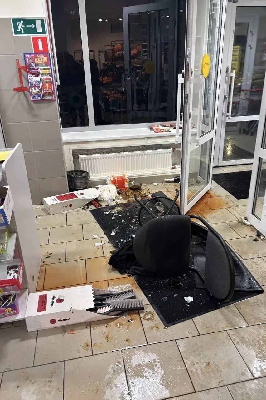 Женщина разгромила супермаркет из за бутылки водки В Выборгском районе 37 летней петербурженке не дали вынести бутылку спиртного из магазина Вместо того чтобы извиниться и вернуть алкоголь на место горе воровка решила силой пробиться к выходу Когда она поняла что ей не сбежать женщина начала истерить и крушить всё вокруг Успокоить дебоширку удалось лишь росгвардейцам Подписаться на НТВ Петербург Буст канала