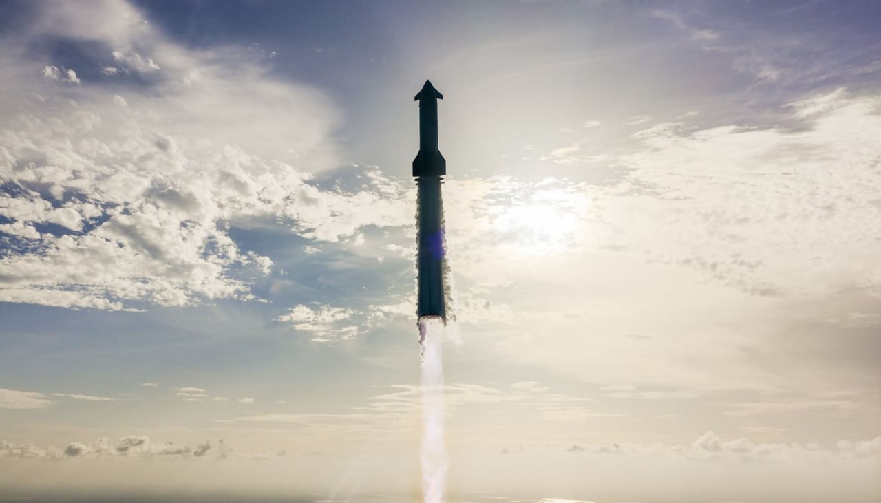 Илон Маск стыковка двух Starship на орбите будет проще стыковки с МКС Глава SpaceX заявил что орбитальная дозаправка Starship которая будет сопровождаться стыковкой двух кораблей Starship V3 более простая задача чем стыковка корабля Dragon с Международной космической станцией которую компания выполняла уже много раз По словам Маска это связано с тем что SpaceX стыкуется сама с собой а не с чужой станцией Первую попытку стыковки двух Starship на орбите компания попробует выполнить в первом квартале 2026 года hightech plus 2025 09 05 ilon mask stikovka dvuh starship na orbite budet proshe stikovki s mks