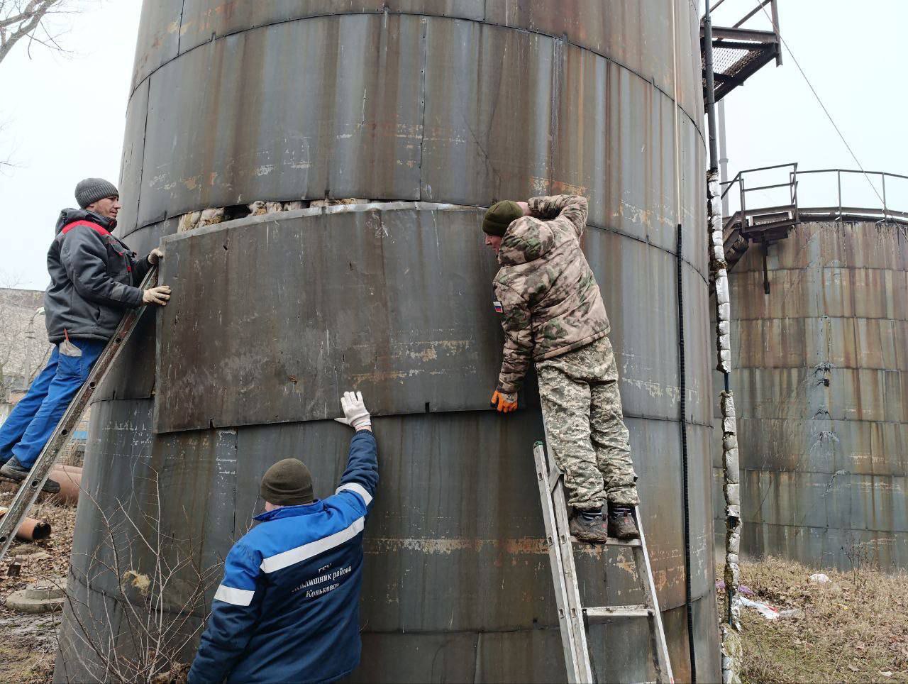 Работа котельной, поврежденной в результате ночного обстрела Донецка со стороны ВСУ, восстановлена   Аварийные бригады Филиала «Донецктеплосеть» и шеф-региона Москвы оперативно приступили к ликвидации последствий обстрела.   «Благодаря усилиям специалистов уже к полудню 28 января подача теплоносителя была полностью восстановлена. В настоящий момент котельная осуществляет свою работу в штатном режиме. Восстановительные работы по закрытию теплового контура здания котельной продолжаются»,- отметил врио директора Филиала «Донецктеплосеть» Михаил Дмитриев.