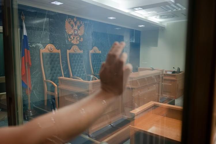 Суд вынес приговор троим жителям Кубани за ролик с призывами к терактам Согласно материалам дела, фигуранты уголовного дела записали видео, в котором агитировали взрывать поезда и аэропорты, а также к борьбе с действующей властью. Для съемок они приобрели камуфляжную форму, маски, два беспилотника, страйкбольную копию автомата Калашникова и самодельную табличку с названием подмосковного поселка Ловцово, пишет ТАСС. 25 марта 2023 года один из обвиняемых выложил запись в сеть. Уголовное дело было возбуждено по статье «Публичные призывы к террористической деятельности». Следствие считает, что группа тщательно готовилась к съемкам, выбирала локацию и использовала реквизит для придания видео достоверности. Суд установил автора текста с прямыми призывами к насилию и отправил его в колонию общего режима на 6 лет и 6 месяцев. Его сообщники осуждены на 6 лет и 5,5 лет соответственно. Отправить новость Подписаться