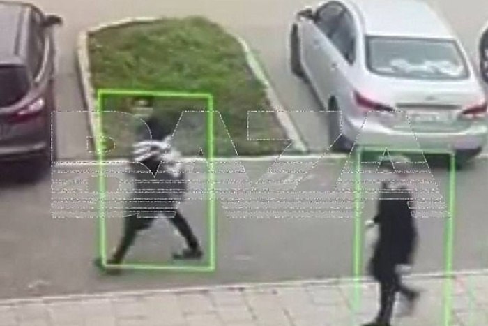 Двух террористов сбежавших из СИЗО 1 начнут судить в Екатеринбурге В Екатеринбурге будут судить двух жителей региона ранее осужденных за терроризм и совершивших побег из СИЗО 1 сообщает во вторник прокуратура Свердловской области В ФКУ Следственный изолятор 1 ГУФСИН России по Свердловской области обвиняемые в отношении которых ранее судом был вынесен приговор за попытку поджога военкомата содержались в связи с рассмотрением апелляционной жалобы Вступив между собой в сговор они изготовили отмычку для открывания дверей в камеру а также приискали иные средства для облегчения доступа к помещениям После чего ночью 1 сентября 2025 года совершили побег из под стражи Находясь в бегах и прячясь в одном из садоводческих товариществ вблизи Екатеринбурга обвиняемые не позднее 7 сентября 2025 года повредили датчики движения и через окно проникли в жилой дом Там они похитили имущество на сумму более 7 тыс рублей которым распорядились по своему усмотрению uralweb ru