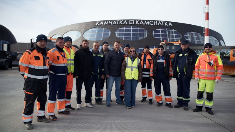 Аэропорт Елизово успешно завершил подготовку к осенне зимнему периоду В международном аэропорту Петропавловска Камчатского Елизово имени В Беринга завершился комплексный осмотр и оценка готовности всех подразделений к работе в предстоящем зимнем сезоне сообщили агентству КАМЧАТКА ИНФОРМ в пресс службе воздушной гавани Подготовительные мероприятия включали меры по обеспечению безопасности и бесперебойности авиасообщения в сложных метеорологических условиях камчатской зимы Специально сформированная комиссия проверила состояние инфраструктуры аэропорта здания покрытия взлетно посадочной полосы рулежные дорожки перрон и инженерные сети Техническое оснащение включая спецтехнику и средства механизации задействованные в обслуживании воздушных судов пассажиров а также обработке багажа грузов и почтовых отправлений прошли технический осмотр и профилактическое обслуживание Сотрудники всех профильных подразделений завершили обязательное обучение и прошли повторные инструктажи учитывающие особенности работы в зимних метеоусловиях полуострова Осенне зимняя подготовка нашего аэропорта успешно завершена К наступлению холодов подготовлено 24 единицы специализированной техники Камчатка отличается ранним приходом зимы к этому добавляется влияние влажного климата Тихого океана что создает дополнительные трудности в борьбе с обледенением и снегопадами Увеличение территории аэропорта повлекло рост объема выполняемых работ Постоянно ведется обучение персонала и обновление парка техники Вся деятельность нашего аэропорта полностью соответствует установленным нормам и стандартам качества обслуживания пассажиров Наш коллектив обеспечен всеми необходимыми ресурсами для поддержания аэродрома в исправном и рабочем состоянии отметил исполнительный директор аэропорта Елизово Сергей Бубнов Итогом подготовительного цикла стало официальное подтверждение подписание акта проверки готовности аэропорта к работе в осенне зимний период 2025 2026 КАМЧАТКА ИНФОРМ новости Камчатки в Telegram Фоторепортажи и эксклюзивные материалы на kamchatinfo com НАПИСАТЬ НАМ