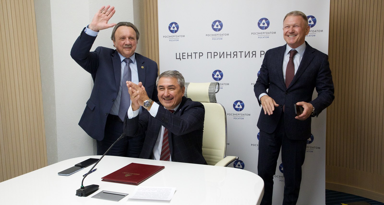 Росэнергоатом в 2026 году начнёт сооружение крытого ледового комплекса в Сосновом Бору Строительство ледовой арены стратегическое решение направленное на улучшение качества жизни в Сосновом Бору и Ленинградской области Этот масштабный проект откроет для жителей города возможности для обучения и тренировок станет центром развития массового спорта и детских спортивных школ а также позволит городу принимать престижные соревнования Арена станет не просто спортивной площадкой а визитной карточкой города и региона отметил генеральный директор АО Концерн Росэнергоатом Александр Шутиков www atomic energy ru news 2025 09 05 159145