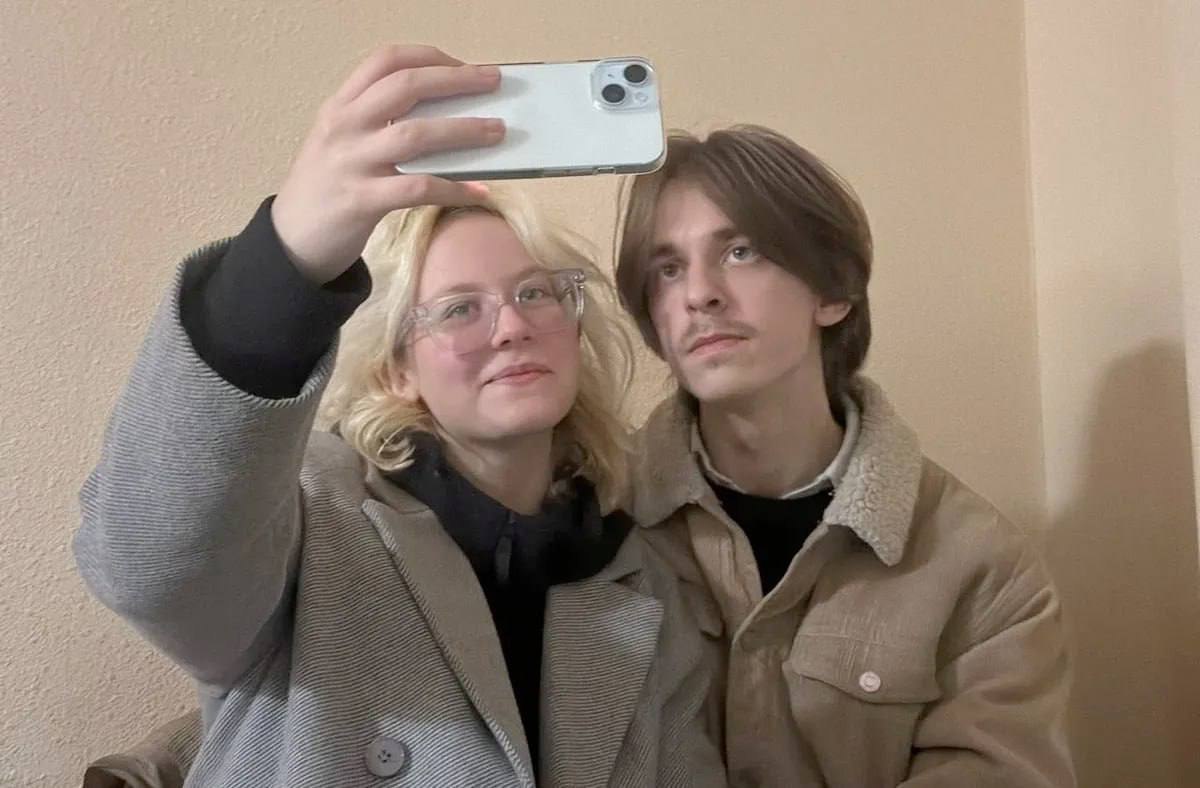 Музыкантов Стоптайм выпустили после третьего ареста Фонтанка Вокалистка Диана Логинова и гитарист Александр Орлов после третьего ареста вернулись домой рассказали изданию двое собеседников По словам одного из них полиция намеренно забрала музыкантов из ИВС и увезла в другой район чтобы журналисты которые ожидали выхода музыкантов из ИВС не задавали музыкантам вопросы Адвокат Мария Зырянова попросила временно не беспокоить молодых людей подчеркнув что они в безопасности и что они скоро сами выйдут с новостями Задонатить через бота Patreon