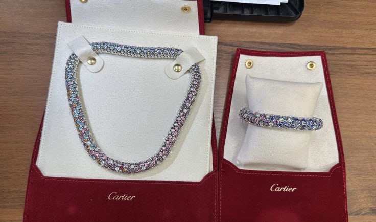 Таможенники в Шереметьево обнаружили незадекларированные ювелирные изделия Cartier на 34 млн рублей у пассажирки из Дубая сообщила пресс служба ФТС России Экспертиза установила что изделия оригинальные и изготовлены из золота 750 й пробы со вставками из бриллиантов рубеллита шпинеля аквамарина спессартина альмандина танзанита рубина и сапфира Сумма неуплаченных таможенных платежей составила более 9 9 млн рублей Возбуждено уголовное дело moscow on air