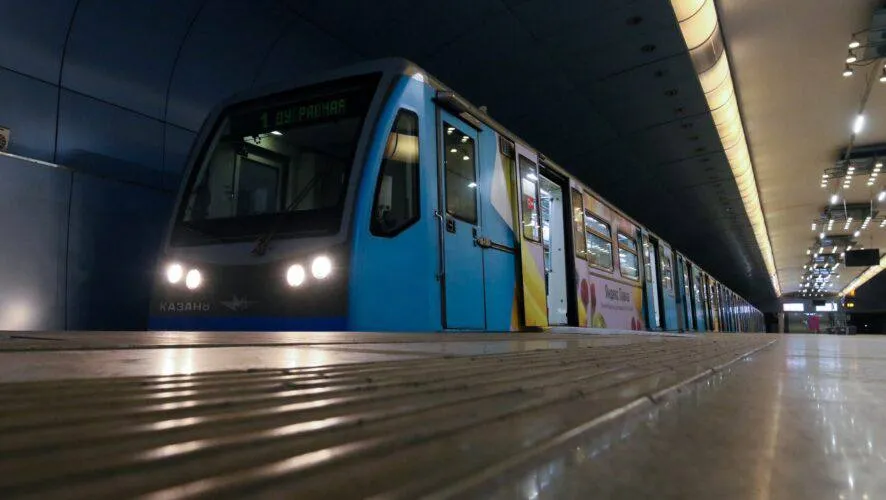 На введение оплаты по QR кодам в казанском метро потратят десятки миллионов рублей В казанском метрополитене планируют запустить систему оплаты проезда с помощью QR кодов Согласно данным тендера на реализацию проекта выделяется почти 21 миллион рублей Все работы по обновлению оборудования должны быть завершены в течение 220 дней после подписания контракта В рамках модернизации 118 турникетов оснастят специальными считывателями Также предусмотрено обновление программного обеспечения и интеграция с внешними сервисами в том числе с Yandex Go Пассажиры смогут приобретать билеты в кассах терминалах самообслуживания или через сторонние платформы после чего проходить через турникет по QR коду Подрядчику предстоит настроить серверную инфраструктуру и обеспечить стабильный обмен данными KazanFirst в МАКС