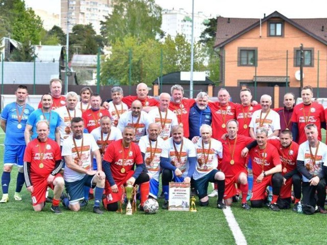 Футбольные соревнования в Люберцах провели в честь Великой Победы. В Люберцах состоялись Кубок и Матч Победы, посвящённые 80-летию Победы. Фото: администрация г.о. Люберцы Автор: Эльвира Шамшина На стадионе «Атеси-Арена», который находится в поселке Красково городского округа Люберцы, прошли традиционные футбольные турниры — Кубок Победы и Матч Победы. Об этом сообщает администрация округа. В соревнованиях участвовали четыре команды: мужские коллективы возрастной категории 35 лет и старше, а также ветераны футбола Люберец в возрасте 55 лет и старше. На торжественной церемонии открытия памятных матчей спортсменов и болельщиков приветствовали заместитель главы городского округа Люберцы Андрей Сыров, а также депутаты окружного Совета Дмитрий Кудинов и Виктор Худяков. Маленькие воспитанники футбольной секции Дирекции спортивных сооружений Люберец сопровождали игроков на поле.