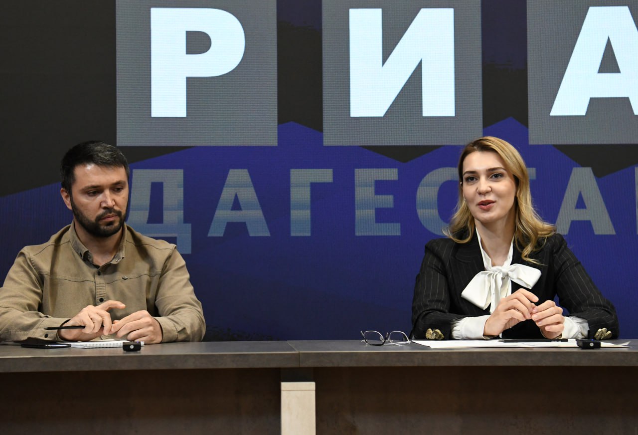 В Махачкале может появиться уникальный и первый в своем роде Дом молодежи Об этом РИА Дагестан рассказала замглавы администрации г Махачкалы Эмилия Раджабова Мы уже сформировали заявку и проект на участие в федеральном проекте Развитие инфраструктуры молодёжной политики в рамках президентской программы Регион для молодых Заявлена локация в парке им Ленинского комсомола В разработанном проекте учли все современные направления и запросы молодого поколения Это будет уникальная площадка для талантливых молодых ребят с отдельными коворкингами и креативными пространствами для работы и коллабораций площадки для уличной культуры и спорта