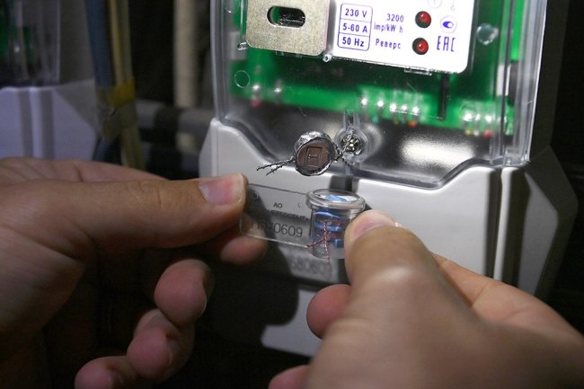 О том кто именно ответственен за смену электросчетчиков в многоквартирном доме рассказал заместитель председателя комитета Госдумы по строительству и ЖКХ Сергей Колунов Согласно действующим нормам собственникам жилья необходимо регулярно отслеживать состояние своих счетчиков и вовремя проводить обязательную проверку При этом периодичность проверки определяется заводом изготовителем обычно это раз в 8 10 лет Но если прибор сломался повредился или исчерпал свой ресурс средняя продолжительность эксплуатации составляет примерно 25 30 лет обязанность по замене ложится на плечи энергоснабжающей организации Колунов уточнил что жильцы оплачивают покупку и установку нового счетчика самостоятельно лишь в случае добровольной замены действующего исправного прибора Во всех остальных ситуациях расходы берет на себя энергетическая компания Также депутат посоветовал гражданам планировать замену счетчика заранее не дожидаясь последнего дня окончания эксплуатационного периода чтобы сотрудники обслуживающей организации смогли оперативно произвести необходимые работы Фото Григорий Сысоев РИА Новости Подписаться на Российскую газету в Читать нас в MAX