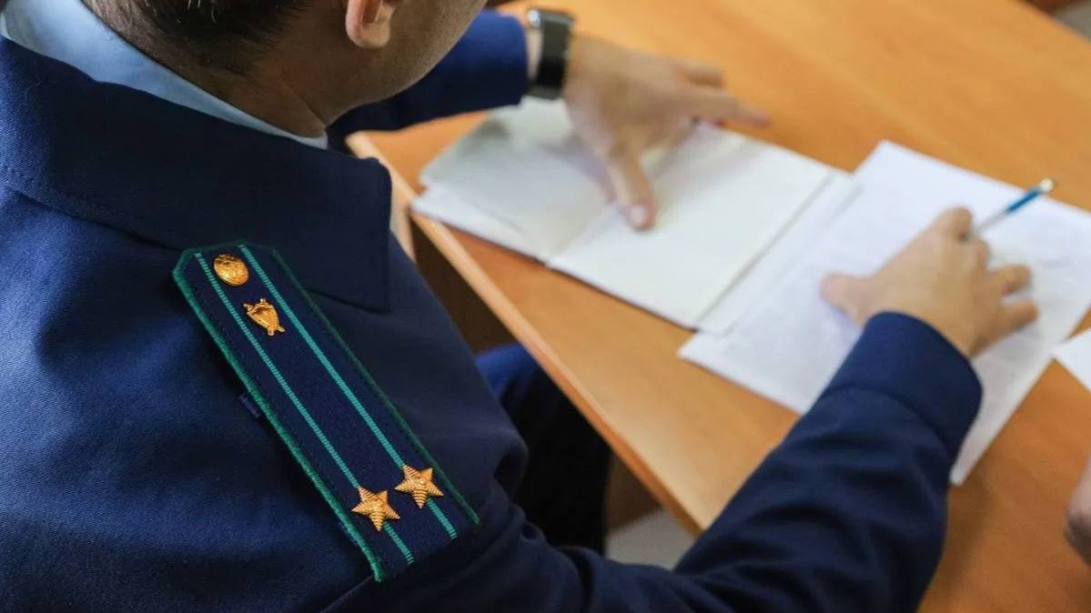 Экс-глава пожарной части в Нижневартовске пойдет под суд за взятки от подчинённых Прокуратура утвердила обвинительное заключение по делу Игоря Фролова. По версии следствия, он дважды — в 2022 и 2024 годах — получал деньги от сотрудников за карьерное покровительство. После начала дела его уволили со службы «в связи с утратой доверия». Материалы направлены в суд. Подписаться Прислать новость