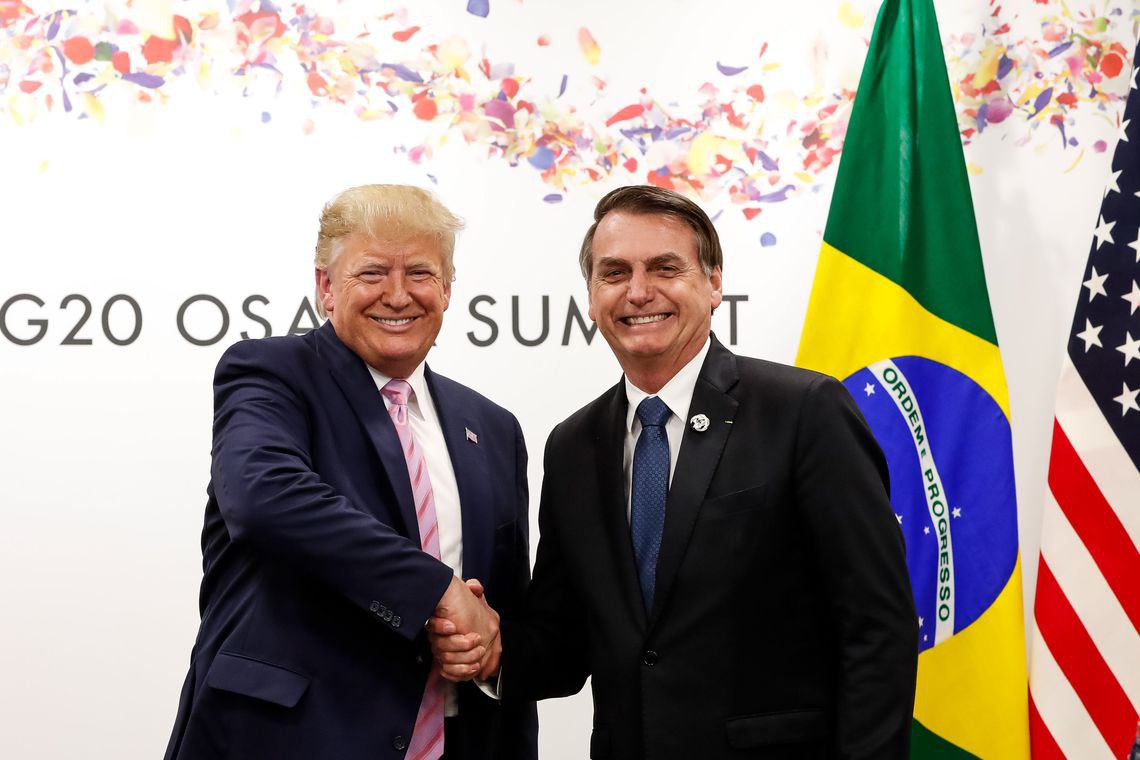 “Охота на ведьм”: Трамп заступился за бывшего президента Бразилии Дональд Трамп высказался в поддержку Жаира Болсонару, которого, по его словам, политически преследуют в родной стране. Трамп сравнил это с охотой на ведьм, которой и он подвергся в США. “Бразилия совершает ужасный поступок в отношении бывшего президента Жаира Болсонару. Я, как и весь мир, наблюдал, как они только и делают, что преследуют его, день за днем, ночь за ночью, месяц за месяцем, год за годом! Он не виновен ни в чем, кроме того, что боролся за НАРОД. Я познакомился с Жаиром Болсонару, и он был сильным лидером, который искренне любил свою страну - а также очень жестким переговорщиком по вопросам ТОРГОВЛИ. Его выборы были очень конкурентными, и сейчас он лидирует в опросах. Это не что иное, как атака на политического оппонента - мне это очень хорошо знакомо! Со мной такое происходило в десятикратном размере, и теперь наша страна самая "ГОРЯЧАЯ" в мире! Великий народ Бразилии не потерпит того, что они делают с их бывшим президентом. Я буду очень внимательно следить за ОХОТОЙ НА ВЕДЬМ против Жаира Болсонару, его семьи и тысяч его сторонников. Единственный суд, который должен происходить, - это суд избирателей Бразилии, который называется выборами. ОСТАВЬТЕ БОЛСОНАРУ В ПОКОЕ!”, - заявил Трамп. Болсонару обвиняют в попытке государственного переворота после выборов в 2022 году. Ему запретили баллотироваться до 2030 года. #политика Больше новостей США здесь. Подписывайся!