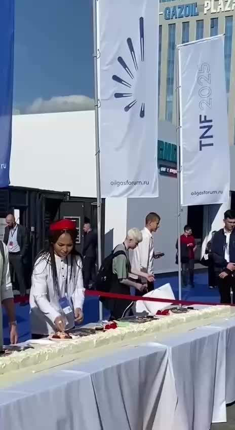 На форуме TNF готовят 10-метровый торт для гостей
