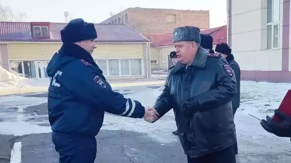 Против экс-командира полка ДПС Красноярска возбудили третье дело о взятке. Он брал ее запчастями для своей «БМВ».  По версии следствия, с марта 2023 по апрель 2024 года командир полка городской ДПС Владимир Евсеенко получал от представителя коммерческой компании частями взятку в виде автозапчастей на 216 тысяч рублей.   За это полицейский способствовал, чтобы водителей снегоболотоходов компании не штрафовали при нарушениях ПДД.  В конце декабря против Евсеенко возбудили уголовные дела за получение взяток в виде строительных материалов, которые он брал для благоустройства своего дома.