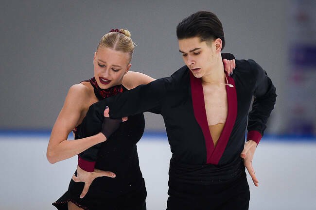 Пара Леонтьева Горелкин снялись с этапа Гран при России в Москве Пара танцоров на льду Софья Леонтьева и Даниил Горелкин не смогут принять участие в четвертом этапе Гран при России который пройдет на предстоящих выходных в Москве По информации Чемпионата Леонтьева получила парез руки во время тренировок Пара отсутствует в окончательном списке участников этапа Гран при в опубликованном Федерацией фигурного катания на коньках России ФФККР Читать полностью