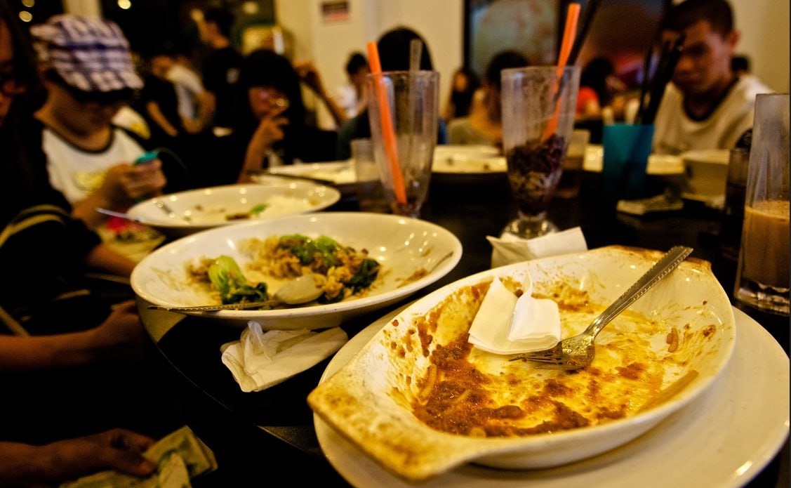 Бесплатные обеды для студентов очников предложили ввести в Госдуме Зампред комитета Госдумы по экономической политике Михаил Делягин направил обращение вице премьеру Татьяне Голиковой с предложением обеспечить студентов вузов бесплатными обедами Парламентарий подчеркнул что текущие стипендии не позволяют учащимся полноценно обеспечивать себя питанием Средняя академическая стипендия составляет 1967 рублей а прожиточный минимум 15 453 рубля У студентов нет реальной возможности сосредоточиться на учебе без подработок или поддержки родителей отметил депутат Сейчас отдельные вузы реализуют программы поддержки студентов льготников через выдачу талонов на питание   Подписаться на нас Telegram I MAX Прислать нам новость Sakhonlinebot