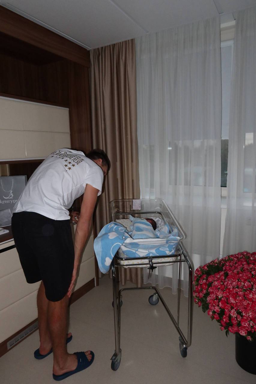 Александр Соболев сообщил о рождении второго ребенка Отец двоих сыновей 09 11 2025 подписал фотографию в своем Telegram канале Соболев Поздравляем Подписывайтесь на РИА Новости Спорт в MAX