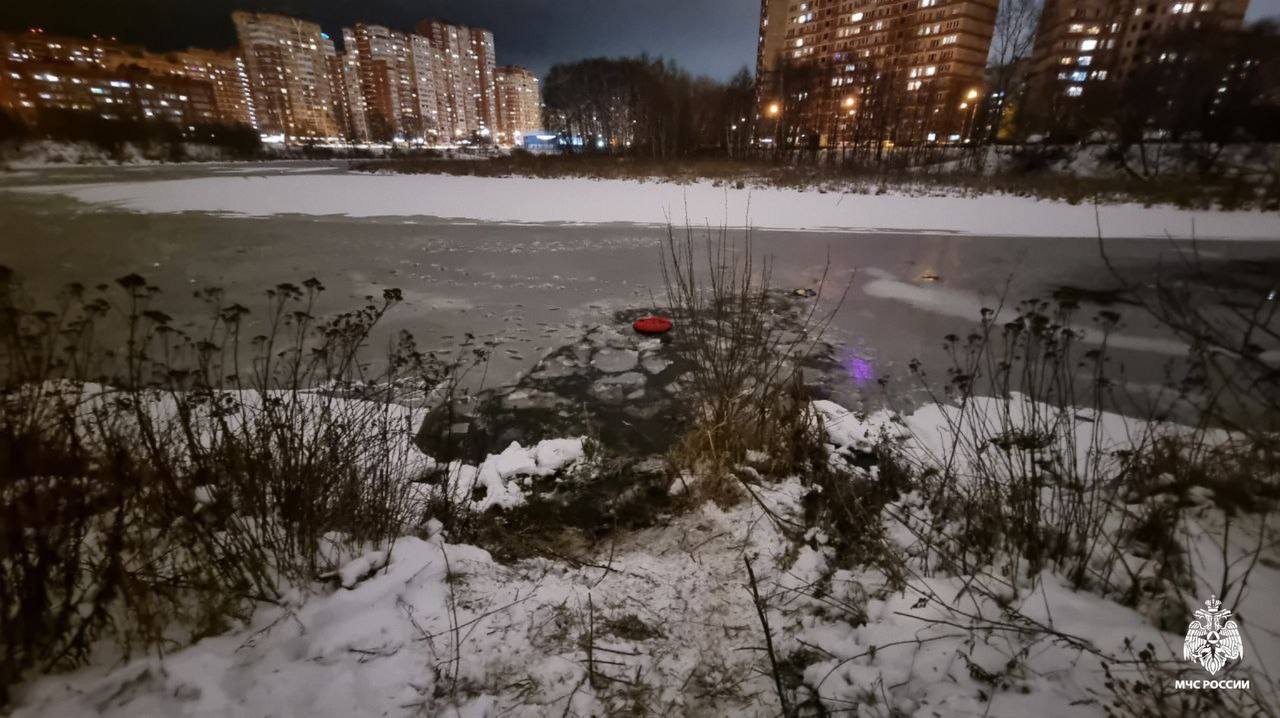 Прохожие спасли школьников провалившихся под лед в Балашихе Трое ребят катались с горки на реку Пехорку на ватрушке Внезапно хрупкий лед под ними треснул Двое мальчиков оказались в воде один сумел выбраться и убежал домой На помощь ребятам пришли соседи Артур Панов и Алексей Кирюхин которые оказались рядом сообщили в МЧС Один из спасателей сам попав в ледяную воду вытащил младшего ребенка второй помог старшему Всех и детей и мужчин доставили в больницу с переохлаждением Сейчас их жизни вне опасности прокуратура проводит проверку   Подпишитесь на Абзац TG VK Дзен MAX Rutube