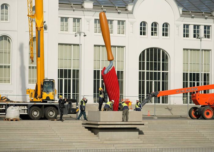 На Болотной набережной в Москве появился новый арт объект семиметровая скульптура Садовая лопатка Класа Олденбурга и его супруги Кошье ван Брюгген
