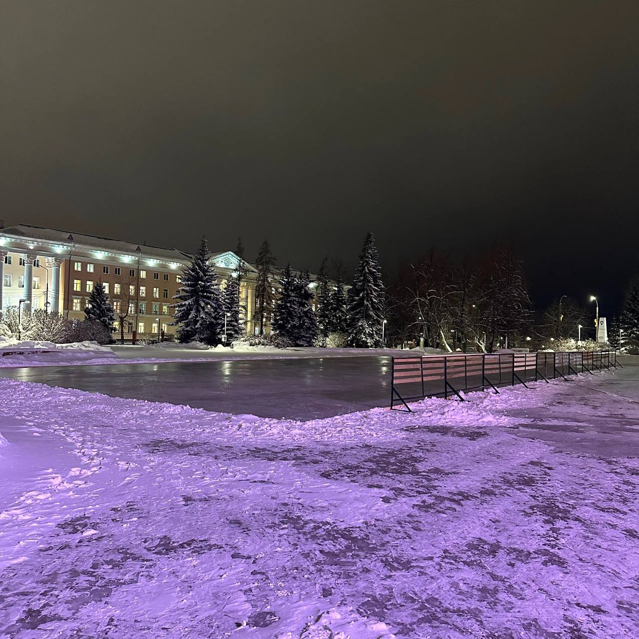 На площади перед театром драмы появится ледовая арена.   Сейчас там ставят ограждения и скоро появятся трибуны. Об этом сообщил директор театра драмы Сергей Самодов и отметил, что для горожан готовят сюрприз 3,4 и 5 января    Есть предположения, что это будет?     Архангельск №1   Прислать новость