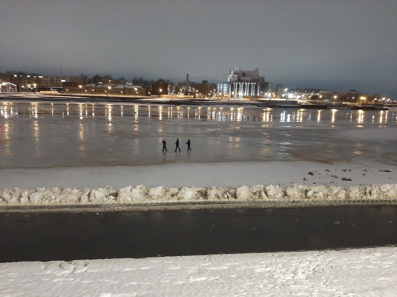 В городских пабликах начали появляться фото очевидцев, на которых дети проверяют прочность льда на водоемах. А между тем эта зимняя "забава" является одной из основных сезонных опасностей. Ведь провалы под лед часто имеют печальный конец и приводят к гибели детей и взрослых    В соседнем Санкт-Петербурге избежать трагедии удалось чудом. Провалившегося под лед ребенка вовремя заметил прохожий и смог спасти малыша от верной смерти.  Уважаемые взрослые!    Не оставляйте детей без присмотра вблизи водоемов, пресекайте игры и шалости на неокрепшем льду.    Постоянно напоминайте и разъясняйте им правила поведения, рассказывайте о мерах безопасности и последствиях нарушения правил.   Будьте предельно бдительны и соблюдайте меры безопасности в период образования ледяного покрова.   Главное управление МЧС России по Новгородской области настоятельно советует регулярно проводить с детьми беседы об опасностях тонкого льда!   фото: Новости Великого Новгорода сегодня, происшествия видео: Фонтанка.ру