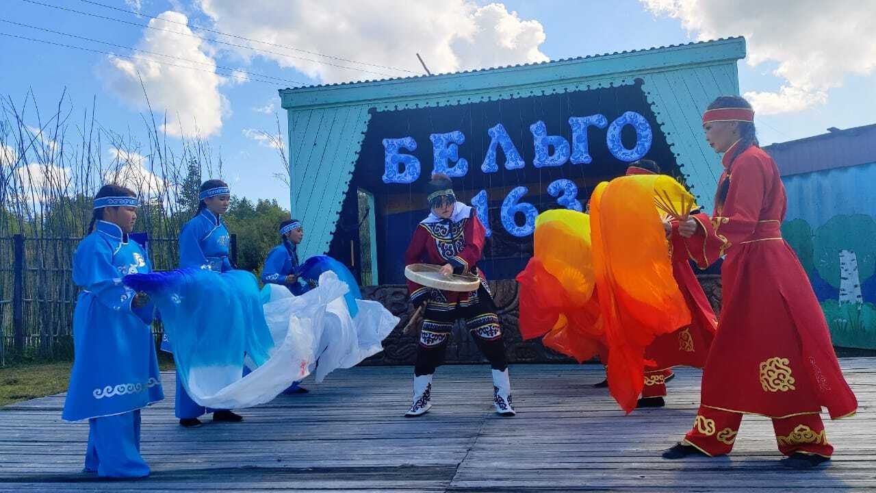 Жители Бельго отметили 163 летие села В селе Бельго прошли праздничные мероприятия посвященные 163 летию со дня его основания Это событие стало важным поводом для жителей вспомнить историю своей малой родины и подчеркнуть связь с традициями нанайского народа которые продолжают передаваться из поколения в поколение С раннего утра в центре села собрались жители и гости Атмосферу праздника создавали выступления творческих коллективов где звучали национальные песни и демонстрировались танцы На площадках проходили спортивные состязания и игры в которых охотно участвовали и дети и взрослые Неотъемлемой частью торжества стала национальная кухня Местные хозяйки готовили традиционные блюда и каждый желающий мог попробовать еду которая веками была частью жизни народа Приамурья Запах свежеприготовленных угощений создавал особое настроение напоминая о том что культура складывается не только из песен и танцев но и из повседневных традиций Подписаться на KOMSAGRAM Прислать новость