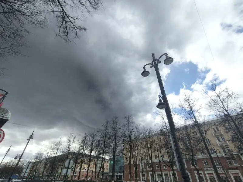 Воздух в Перми проверяют вторые сутки после прилета БПЛА Качество воздуха в жилой застройке Перми и Пермского округа продолжают мониторить из за пожара на промышленном объекте Об этом сообщает региональное управление Роспотребнадзора Специалисты контрольно надзорного ведомства ведут замеры проб на содержание загрязняющих веществ характерных для возгорания Мониторинг начался 29 апреля после возгорания на промышленном объекте под Пермью вызванного прилетом беспилотника Пробы отбирает и исследует аккредитованная лаборатория Центра гигиены и эпидемиологии в Пермском крае Ситуация находится на контроле ведомства Жителям рекомендуют при появлении запаха гари или ухудшении самочувствия ограничить пребывание на улице и закрыть окна При необходимости обратиться к врачу       Подписаться на Properm ru в Mакс