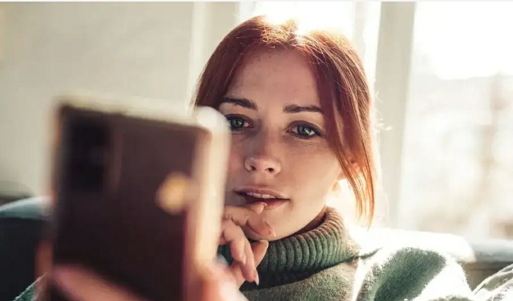 Люди тупеют от рилсов и тиктоков доказали учёные Короткие видео убивают ментальное здоровье снижают способность к концентрации и ухудшают внимание Исследование проводилось на 100 тысячах участников Когда мы получаем мгновенное удовольствие от просмотра видео мозг начинает привыкать к дешёвому дофамину Из за этого любая серьёзная задача потом кажется слишком сложной и требует больше сил Также такие видео усиливают тревожность и стресс человек привыкает к быстрой информации и чувствует давление будто постоянно не успевает и делает слишком мало