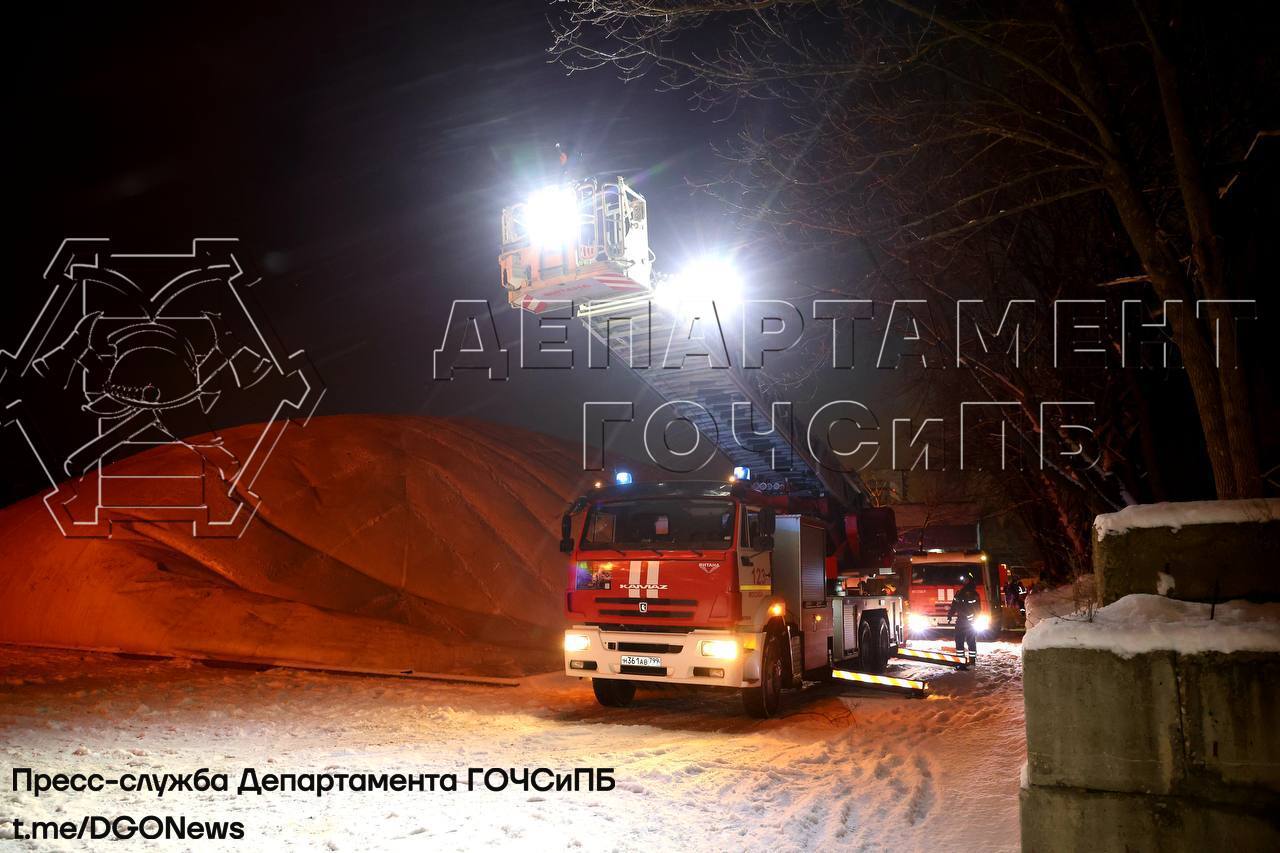 Ликвидируют пожар в ЮАО   19 февраля в 22:30 поступил вызов о возгорании в административном здании на Варшавском шоссе.    На место происшествия были высланы силы пожарно-спасательного гарнизона Москвы, в том числе расчëты АСО №8, ПСО №201, №202, №203, №215, №211, №207, №309, аналитическая лаборатория контроля объектов окружающей среды и ЧС столичного Пожарно-спасательного центра, а также оперативная группа подвижного пункта управления и служба поискового и аварийно-спасательного обеспечения Московского авиационного центра.    На тушении пожара также работают три вертолёта Ка-32, оборудованные водосливными устройствами на внешней подвеске, которые могут сбрасывать за раз до 5 тонн воды каждый.   По прибытии пожарные провели разведку и приступили к тушению.  Огонь распространился на площади 1500 кв. м. Для борьбы с огнём прибыл пожарный поезд.  На данный момент ликвидация продолжается.  #дгочс #мац #дготушит #псц