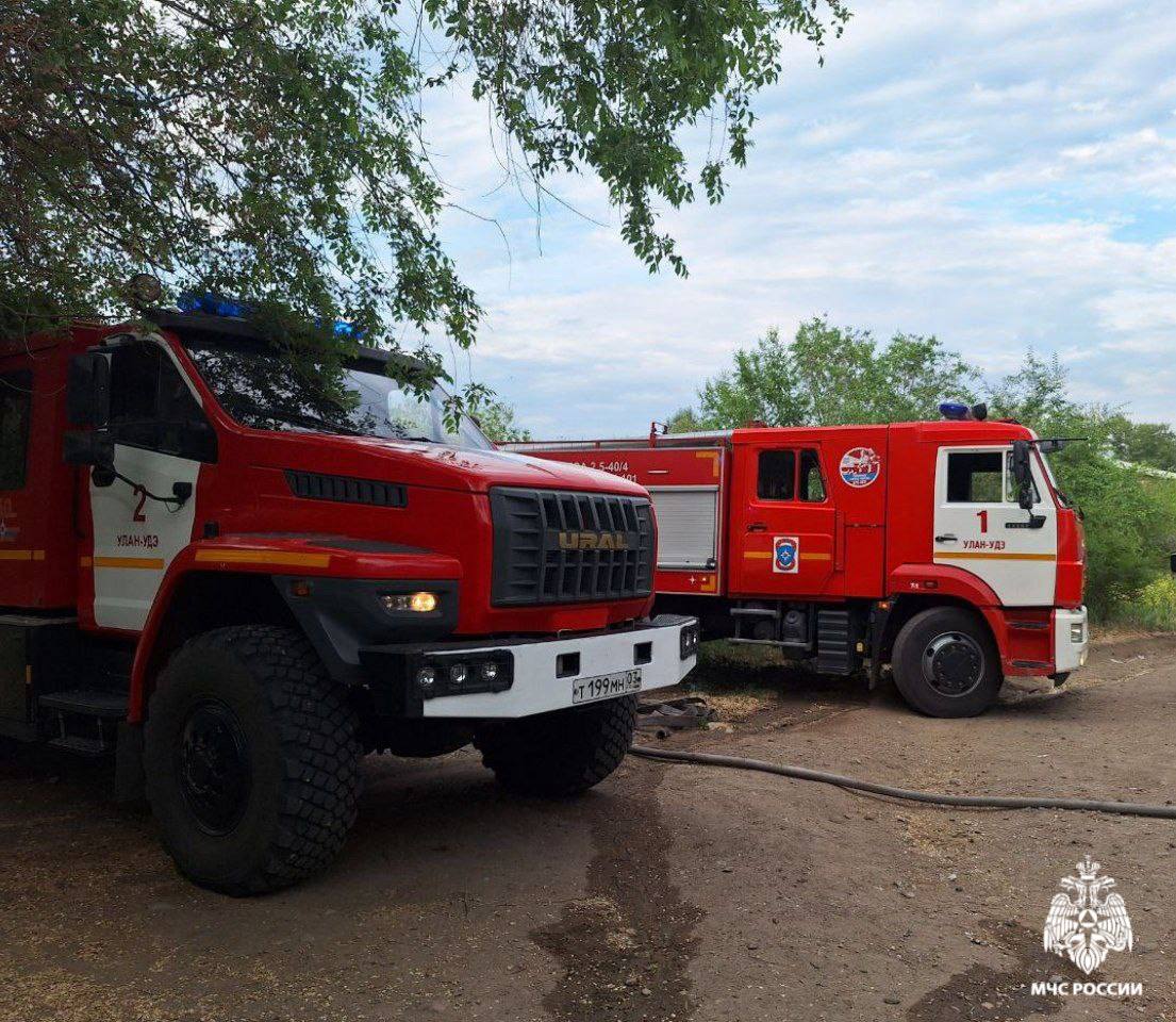 В Бурятии за сутки потушили 19 пожаров В Бурятии за сутки потушили 19 пожаров, из них 15 пожаров были связаны с возгоранием мусора и сухой травы. Пострадавших нет. - Вероятно, из-за короткого замыкания произошел пожар в поселке Саган-Нур. Там загорелась веранда в двухквартирном доме. Возгорание потушено на 50 квадратах. Неосторожное обращение с огнём - предварительная причина пожаров в Улан-Удэ на ул. Шаляпина и СНТ «Весна», - сообщили в МЧС Бурятии. На контроле у пожарных - 66 очагов лесных пожаров на площади более 83 тыс. га. МЧС России напоминает: при пожаре звони по номерам 101 или 112. #Бурятия Подробнее в "Номер один" Сообщить нам свою новость можно по кнопке: Письмо в редакцию