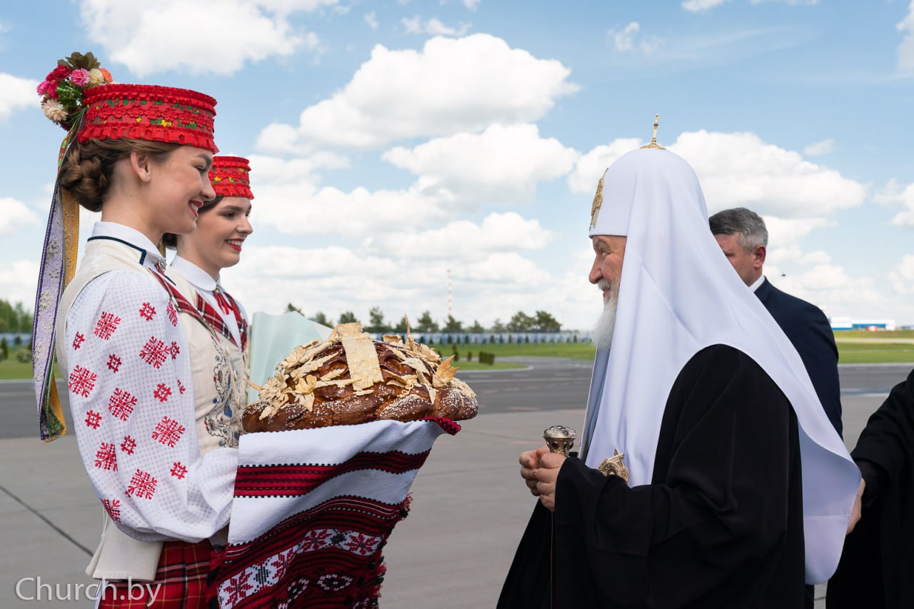 Патриарх Кирилл прибыл в Беларусь, сообщает пресс-служба патриарха Визит главы РПЦ начался со встречи с духовенством и представителями государственной власти в Национальном аэропорту Минск. Сегодня патриарх Кирилл примет участие в церемонии возложения венка к монументу Победы, а также возглавит богослужение в Свято-Духовском кафедральном соборе. Патриарх прибыл в Беларусь на торжества, приуроченные к 900-летию Полоцкого Спасо-Евфросиниевского женского монастыря, которые пройдут в Полоцке 5 июня. Подпишись — Минская правда MLYN.by