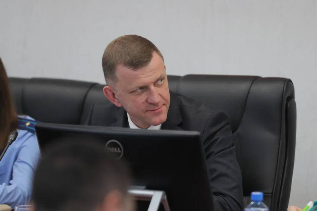 В поселке Российском благоустроят сквер и пешеходную зону Сегодня прошло очередное заседании городской Думы Краснодара. Депутаты поддержали ряд важных решений по развитию краевой столицы. ⏺Внесут поправки в бюджет текущего года и ближайших двух лет. Он увеличивается более чем на 220 млн рублей. Средства будут направлены на благоустройство, озеленение. ⏺В 2025 году три общественные территории победили в региональном конкурсе местных инициатив. В результате будут благоустроены два объекта в посёлке Российском: одноименный сквер и пешеходная зона по ул. им. Комарова. «Также вдоль трамвайных путей по ул. Стасова от ул. Бургасской до ул. Ставропольской появятся новые пешеходные дорожки с лавочками и урнами», — написал Евгений Наумов. Также выделят деньги на закупку различных машин: ⏺четыре для измельчения древесины; ⏺пожарный автомобиль для Службы спасения; ⏺четыре для подвоза горячего питания в школы. А в посёлке Белозёрном будем создавать современную спортплощадку Новости тут Прислать фото/видео