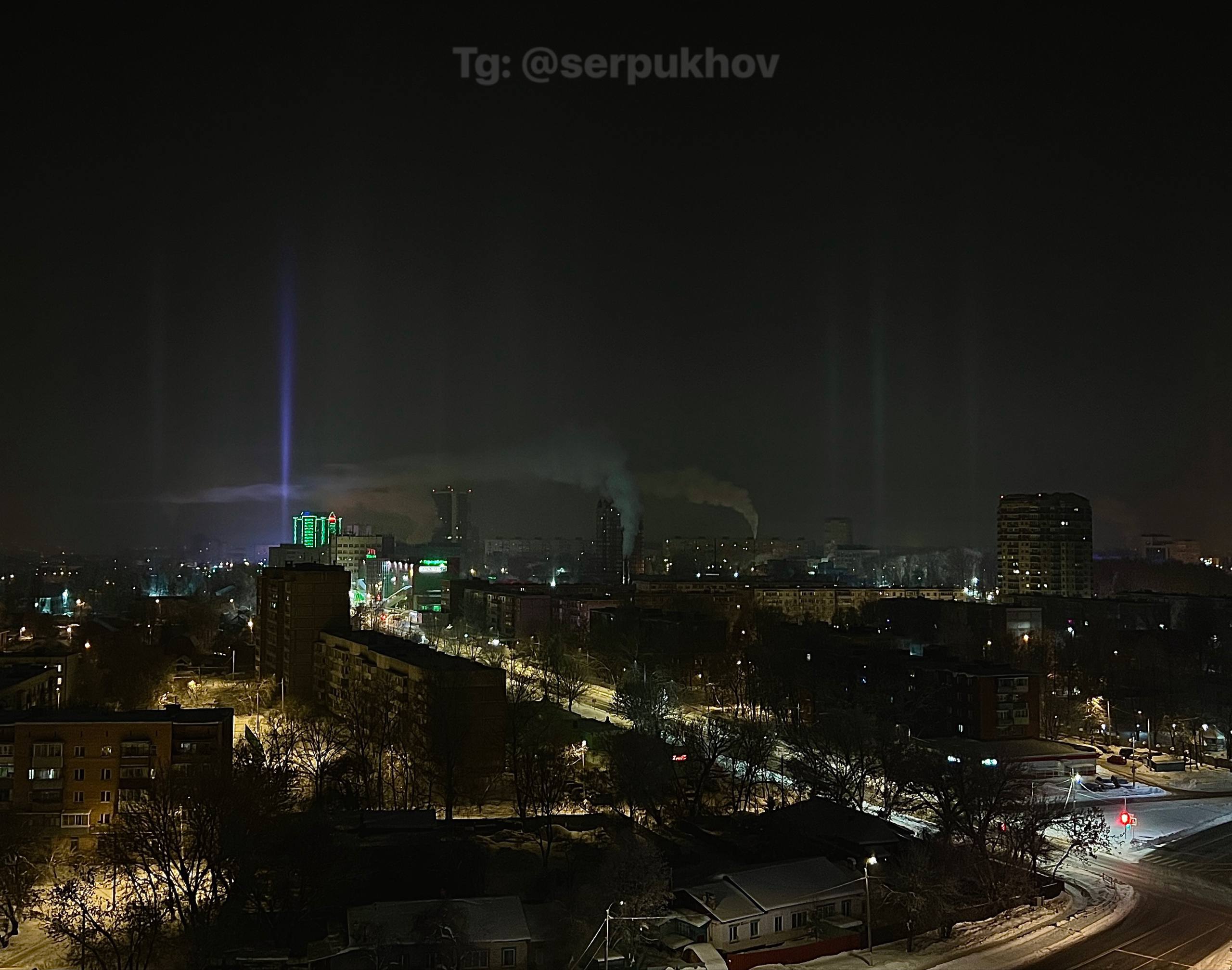 Фото от читателя   Световые столбы в мороз это красивое атмосферное оптическое явление представляющее собой вертикальные полосы света исходящие от ярких источников фонарей Луны солнца Они возникают когда свет отражается от плоских ледяных кристаллов парящих в воздухе при сильном морозе обычно ниже 20 C 30 C Обычно световые столбы наблюдаются когда Солнце или Луна находятся низко над горизонтом но зимой в городе они могут появляться из за искусственного освещения Это явление относится к типу гало serpukhov