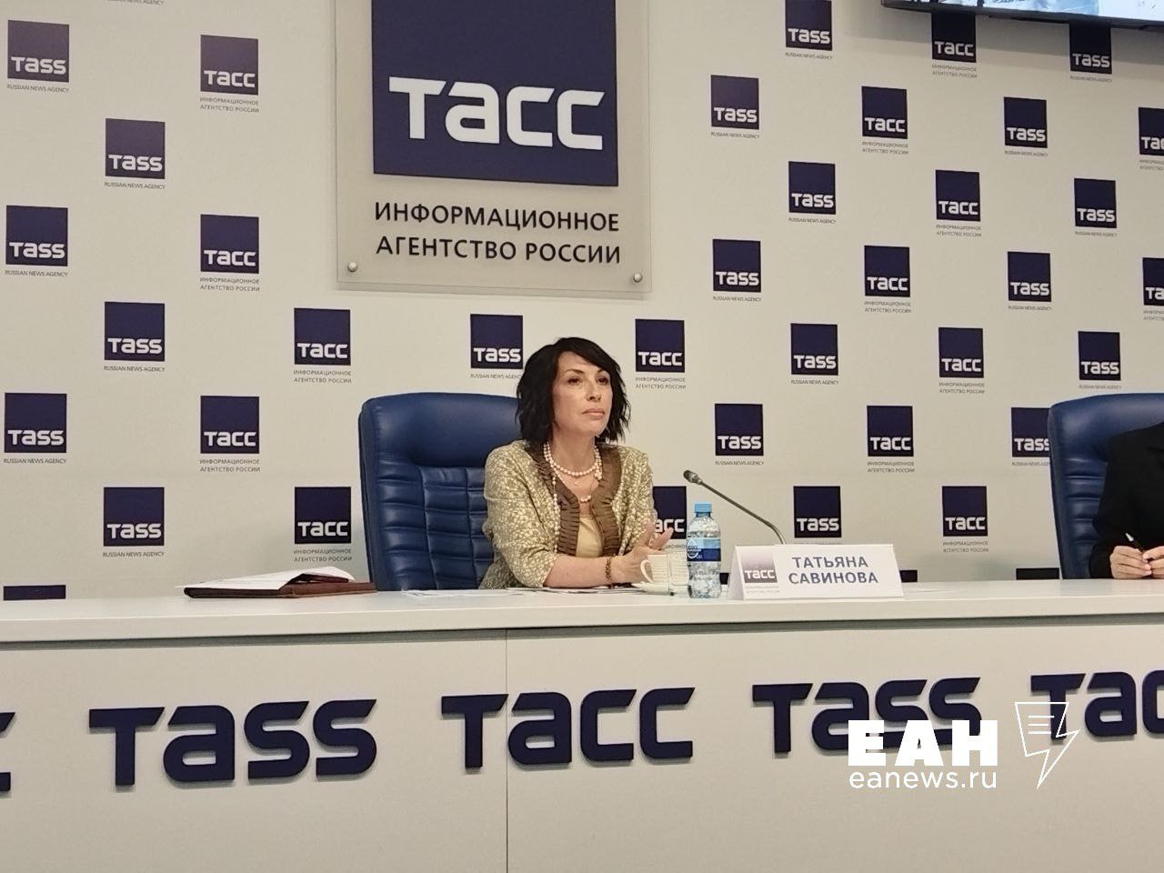 Татьяна Савинова опоздала на встречу с журналистами в Екатеринбурге на 20 минут Министр здравоохранения Свердловской области, как и положено истинным леди, припозднилась. Выйдя к журналистам, сказала, что еще не готова к разговору. К слову, прессу отсадили от министра на полметра, что необычно. Тем не менее, конференция в ТАСС началась. Савинова отметила, что сейчас основным проектом Минздрава является модернизация первичного звена: ФАПов и районных учреждений. Министр обратила внимание, что то количество строек медицинских объектов, которое есть сейчас, является небывалым для области.