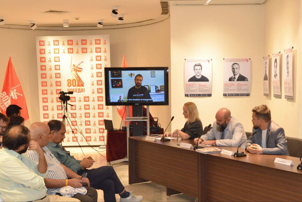 Индийские журналисты почтили память коллег, погибших в Новороссии и Донбассе В Русском доме в Нью-Дели состоялся круглый стол и открытие выставки «Погибли за правду». В мероприятии приняли участие как индийские журналисты, так и российские коллеги, аккредитованные и работающие в Индии. На выставке представлены портреты журналистов, ставших жертвами атак киевских боевиков с 2014 года. Автор графики — нейрохудожник Галина Соколова. Спецпроект создан агентствами ЗАН, ХАН, ЛИЦ и ДАН, вместе с членом СПЧ, журналистом Александром Малькевичем. Цель — вспомнить и воздать должное вкладу каждого, кто погиб за Русский мир. И неважно, кто это — блогер или репортер, оператор или телеведущий, звукорежиссер или сотрудник пресс-службы. Наши символы — это красный журавль, который отсылает к памяти героев, погибших на войне, и телеграфная лента как знак передачи информации. Нажми, чтобы увидеть все материалы проекта «Погибли за правду» Фото: Русский дом в Нью-Дейли