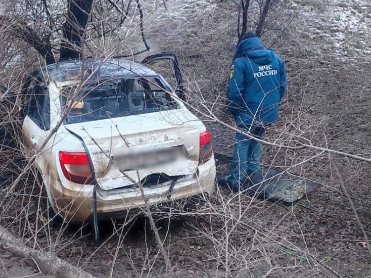 В Волгограде женщина на «Гранте» с двумя детьми улетела в дерево и разбилась насмерть  Страшная авария произошла сегодня, 15 января, около 8 утра в Тракторозаводском районе Волгограда.  В районе дома № 53 по улице Дегтярева автомобиль «Лада Граната» влетел в дерево и загорелся. Как сообщили Волжский.ру в пресс-службе ГУ МВД по региону, 43-летняя женщина за рулем автомобиля не справилась с управлением. Предварительный осмотр места происшествия показал, что машина была на летней резине.   В результате аварии женщина-водитель скончалась на месте. Двое ее несовершеннолетних пассажиров 14 и 17 лет доставлены в больницу с травмами. На месте ДТП работают оперативно-следственная группа и наряды ДПС.   Подробнее на Волжский.ру: