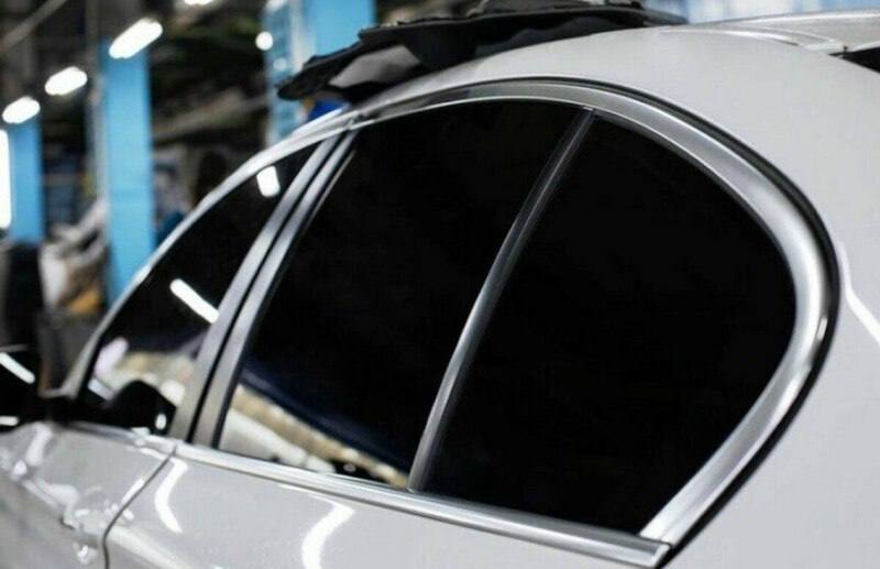 ГАИ будет жёстко реагировать на тонировку передних стёкол авто  Вплоть до того, что машина будет помещаться на штрафстоянку, — сообщил журналистам начальник ГУ ГАИ МВД Беларуси Виктор Ротченков.  На заднем стекле, по его словам, можно будет использовать любую тонировку.