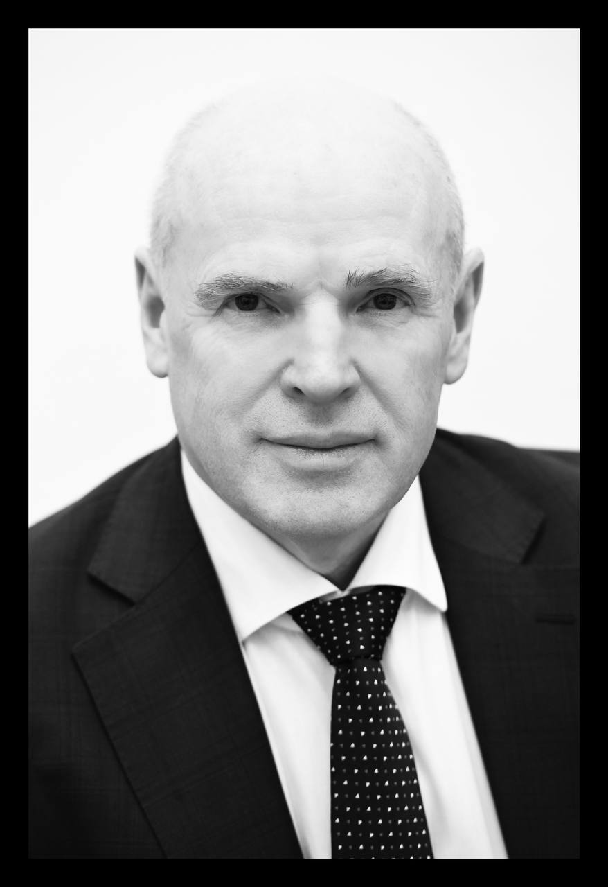Вице-губернатор Ленобласти найден мёртвым в доме в Юкках  На теле обнаружено огнестрельное ранение. В загородном доме в деревне Юкки Всеволожского района Ленинградской области нашли мёртвым вице-губернатора Игоря Петрова.  Как стало известно  , чиновника обнаружили мертвым в четверг с огнестрельным ранением, следов взлома в доме нет. Предположительно, ранение он получил во время чистки ружья.  Игорь Петров родился 9 декабря 1959 года в городе Сланцы. В 1997 году – заместитель начальника управления Госсвязьнадзора по Петербургу и Ленобласти. В 2001 году – гендиректор ЗАО "Радиотелекоммуникационная компания". С 2005 по 2016 год – глава муниципального образования, депутат, председатель Совета депутатов Юкковского сельского поселения, депутат Всеволожского муниципального района. С октября 2016-го по декабрь 2017 года – управляющий делами правительства области.   С декабря 2017 по декабрь 2024 года – вице-губернатор Ленобласти – руководитель аппарата губернатора и правительства Ленобласти. С 16 декабря 2024 года – вице-губернатор – представитель губернатора в Законодательном собрании Ленинградской области.    Правительство Ленинградской области    Подписаться   Прислать новость