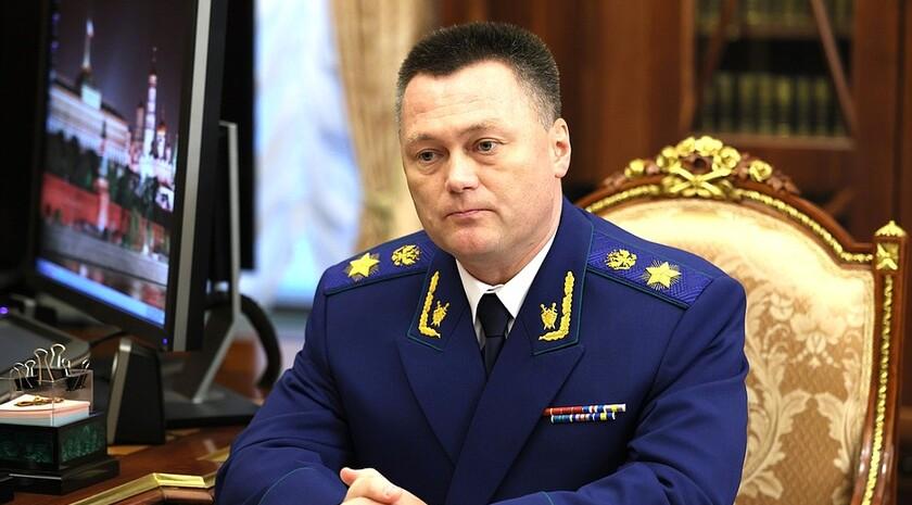 Генеральный прокурор РФ Игорь Краснов поручил прокурорам во всех регионах оценить соблюдение трудовых прав участников и членов их семей. Об этом сообщили в пресс-службе ведомства. «Надзорными мероприятиями будет охвачена деятельность по содействию в поиске подходящей работы участникам СВО, которые завершили прохождение военной службы, их социальной адаптации, а также выполнению уполномоченными организациями обязанностей при обеспечении прохождения профессионального обучения и получения дополнительного профессионального образования данной категорией граждан», — отметили там.