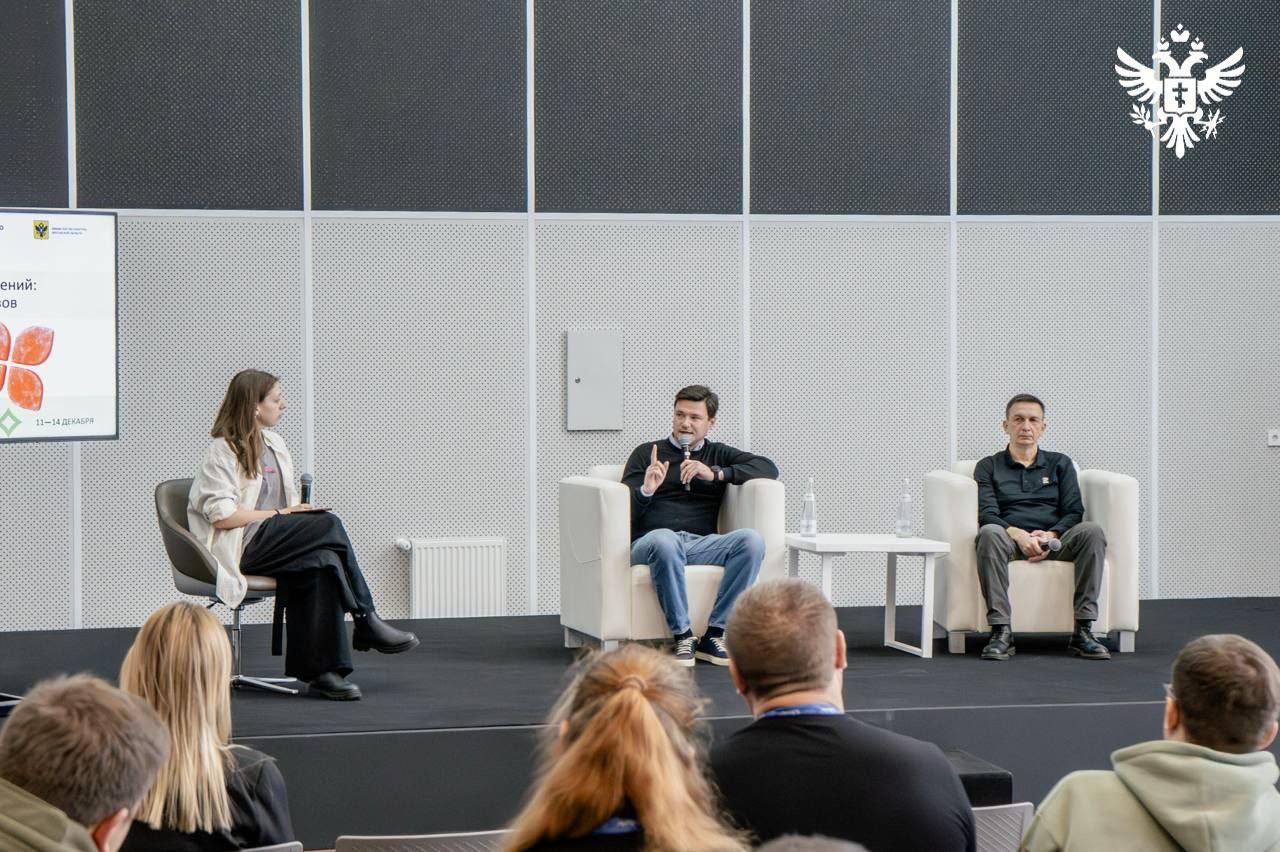 В Херсонской области определили приоритеты молодежной политики на 2026 год В творческом поселке Счастливцево состоялась панельная дискуссия посвященная итогам 2025 года и планам развития молодежной сферы на 2026 год Во встрече приняли участие первый заместитель губернатора Павел Шувалкин и министр молодежной политики региона Владислав Ярченко Мероприятие прошедшее в рамках программы Команда изменений Молодежный вызов объединило специалистов со всей области Участники подвели итоги работы обменялись инновационными предложениями по поддержке инициатив и обсудили актуальные проблемы