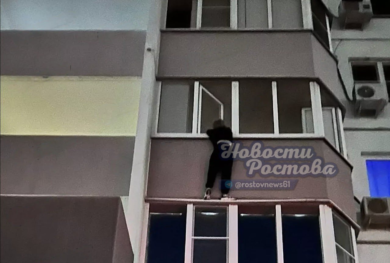 В Ростове в микрорайоне Суворовский девушка едва не сорвалась с балкона В Ростове-на-Дону в микрорайоне Суворовский девушка едва не сорвалась с балкона. Инцидент случился в ночь на 2 июня на улице Белоусова, 6. Прохожие заметили девушку на балконе третьего этажа. Она отчаянно звала на помощь. Очевидцы немедленно вызвали службу спасения по номеру 112. Прибывшие на место происшествия медицинские работники попытались проникнуть в квартиру, но она оказалась закрыта. В связи с этим была вызвана служба спасения и полиция. Спасатели вскрыли дверь и помогли девушке вернуться в квартиру. Девушку госпитализировали. Подписаться на "Новости Ростова" Прислать новость