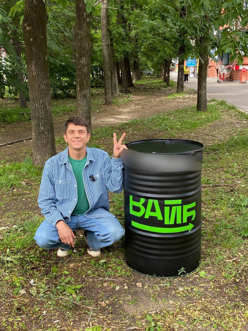 Очень странное ограбление произошло в центре Биробиджана. Около одного из магазинов города стояли рекламные бочки. Видимо, кому-то они уж очень сильно приглянулись, что с 11:00 до 11:30 8 августа их просто-напросто кто-то забрал. Бочки были наполнены водой наполовину. Воду слили, а два железных объекта унесли. Теперь владельцы точки ищут свидетелей происшествия. Может, из вас кто-то что-то видел? — жалко — кому они нужны — что за люди Твой ЧБ: