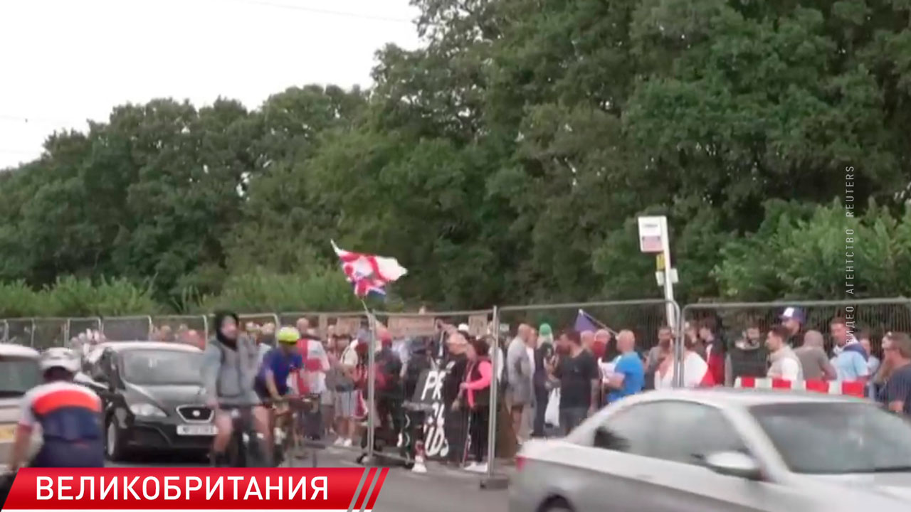 В Британии прошли очередные акции против мигрантов  Люди требуют от властей выселить всех просителей убежища из местной гостиницы. Опасаясь беспорядков и погромов, которыми обычно сопровождаются такие демонстрации, власти мобилизовали несколько сотен полицейских.