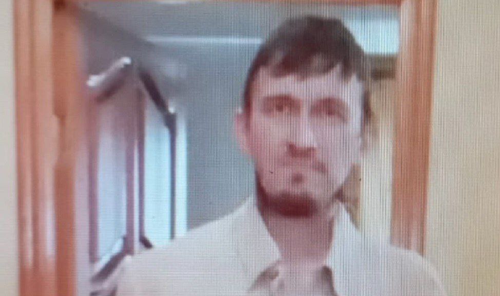 Липецкие полицейские разыскивают пропавшего без вести 42 летнего мужчину Липчанин ушел из дома в Липецке почти месяц назад 14 августа В день пропажи мужчина был одет в белую ветровку синие джинсы обут в черные кроссовки или туфли С собой он взял черную хозяйственную сумку Полицейские просят всех кто видел липчанина или знает что либо о его Местонахождении позвонить по телефону дежурной части УМВД России по Липецкой области 8 4742 369 160 или 02 102 с мобильного телефона 112 или в ближайшее отделение полиции Инцидент Липецк