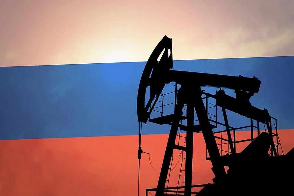 Евросоюз отказался от попытки снизить потолок цен на нефть из России, что должно было стать частью 18-го пакета санкций, пишет Politico. «Евросоюз „положил на полку“ снижение потолка цен на нефть из-за войны на Ближнем Востоке которая привела к значительному росту цен на нефть», — отмечает издание. Ссылаясь на дипломатические источники, журналисты подчёркивают, что в текущих условиях принятие данной меры «нереалистично». Ранее глава Еврокомиссии Урсула фон дер Ляйяен заявляла, что ЕС снизит потолок цен на газ с $60 до $45 за баррель и примет меры, чтобы попытаться добиться хотя бы ограниченного его исполнения. Понимание что эти планы неосуществимы появились уже по итогам саммита G7 в Канаде — там ЕК собиралась согласовать потолок цен с остальными странами Запада, однако участники не смогли даже принять общего заявления по Украине.